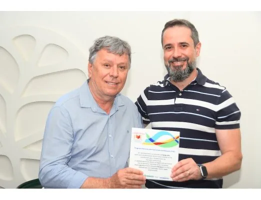 Entrega da Placa Celebrativa. O prefeito Cido Ferrari recebeu, das mãos de Alberto Zanin (Citrosuco), uma placa de agradecimento do PVE ao município