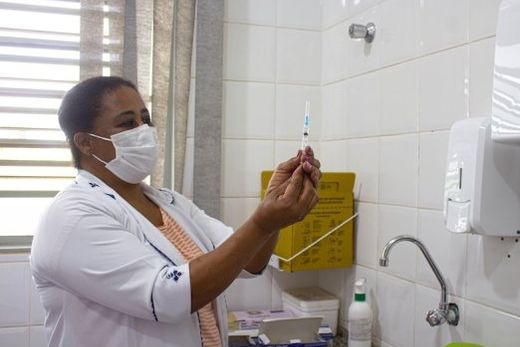 Proteção. Estão disponíveis vacinas contra poliomielite, sarampo, caxumba, rubéola, hepatite, meningite, HPV, dengue, covid-19, entre outras doenças