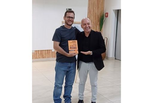 Após sorteio. O palestrante Aristeu Silva entregou o livro 'A arte de lidar com as pessoas' para Ricardo Zambelli