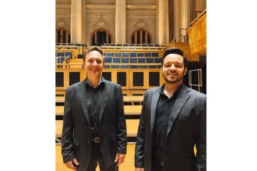 No palco da Sala São Paulo. Ricardo Pereira e Danilo Gomez representaram Matão e a Escola de Música e Arte Danilo Gomez