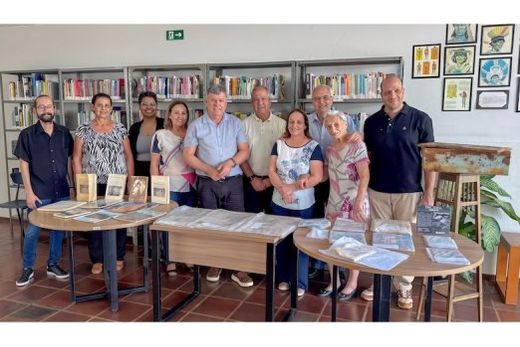 A entrega do material restaurado, na Biblioteca Municipal. Itens ficarão expostos no Museu 'Azor Silveira Leite', criado e mantido pela Escola 'Dorival de Carvalho'