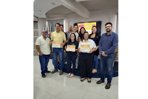 No Sincomércio-Matão. À frente, Toninho Giannini, Luiz Carlos Pereira, Gabriela Rodrigues, Amanda de Souza e Marcel da Silva; atrás, Lucelma Pereira, Alemão Sartori, Camila Gutierre e as irmãs Maria G