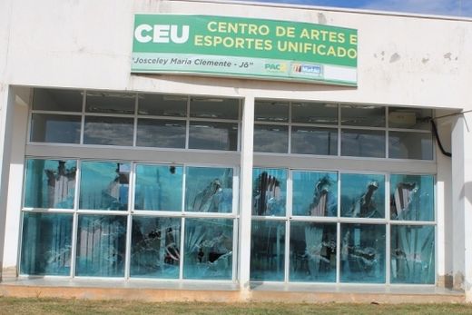 Mulher quebra janelas do CEU
