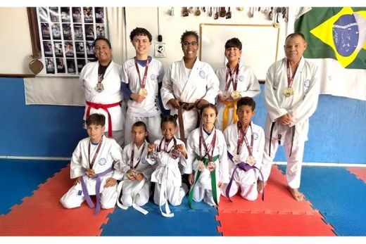 Equipe da Associação Tavora. Karatecas conquistaram 4 medalhas de ouro, 6 de prata e 3 de bronze