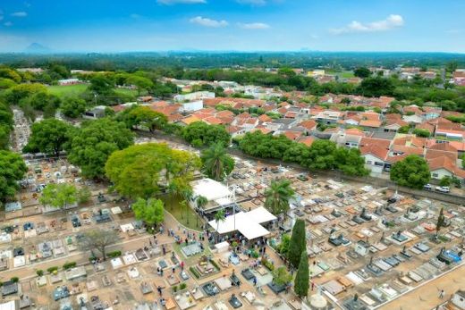 Saudade. O Cemitério Municipal, que atualmente abriga mais de 11 mil túmulos, deverá receber milhares de visitantes neste domingo