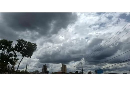 Nesta segunda-feira (3), o dia começa chuvoso, com aberturas de sol à tarde e pancadas de chuvaque se estendem até a noite