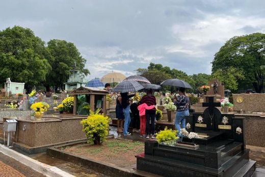 Dia de Finados. Famílias da cidade e de municípios vizinhos compareceram desde as primeiras horas da manhã para prestar homenagens