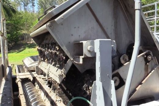 Equipamentos automáticos. Retenção dos materiais sólidos mais grosseiros como plásticos e fibras de tecido que aumentam na época de chuvas