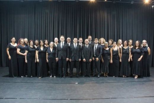 Plural. Fundado em 2015 pelo maestro Danilo Gomez, o Coro de Matão reúne cantores de diferentes idades e formações
