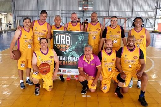 A equipe Acima de 40 anos da Mamba-Ampab. Na final, vitória de Matão sobre Barretos por 90 a 47
