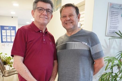Cidinho e o padre Flávio Gomes. Baile terá animação musical da banda Matéria Prima e sorteio de prêmios