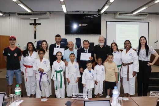 Na Câmara Municipal. Durante o 'Pequeno Expediente', Marcelo de Carvalho e Joares Tavora receberam a homenagem pela Associação Tavora de Karatê-Dô