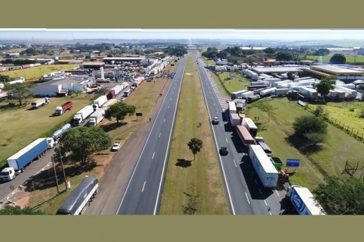 Caminhoneiros parados na Brigadeiro Faria Lima, em Bebedouro