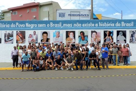 No Mural. Familiares e amigos dos homenageados com autoridades e apoiadores no último dia 15 de novembro