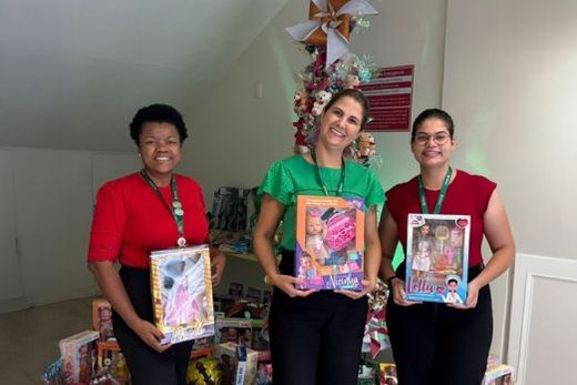 Junto à 'Árvore do Bem'. As voluntárias Gislene Vicente e Laura de Oliveira, com Noeli Lulio (ao centro)