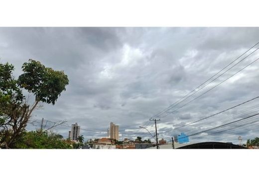 A segunda-feira (24) será marcada por sol entre nuvens e pancadas rápidas de chuva