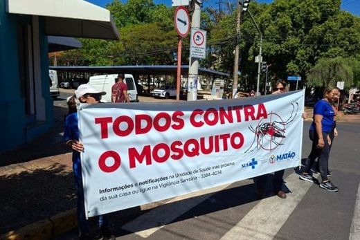 Orientações diretas à população, com a utilização de faixas informativas, estão entre as atividades realizadas