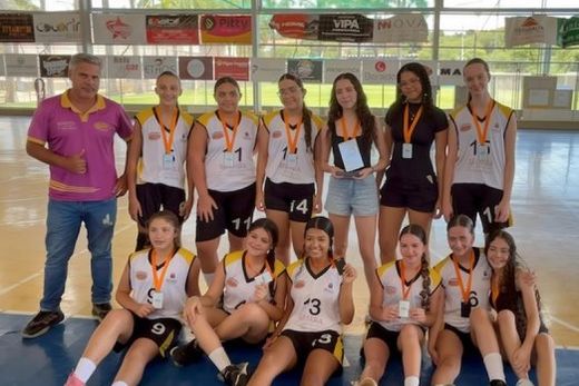 Destaques da Copa Revelar. Atletas das equipes Sub-13 e Sub-14 do Mamba-Ampab, com o treinador Flávio Lizeo