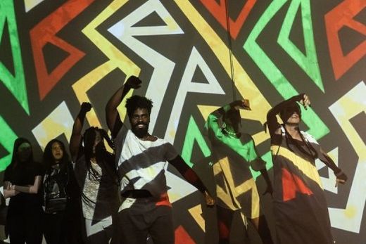 'Outros Navios'. Performers revisitam suas próprias histórias em meio às violências que atravessam corpos negros, a fim de resgatar suas identidades e imaginar novos futuros coletivos
