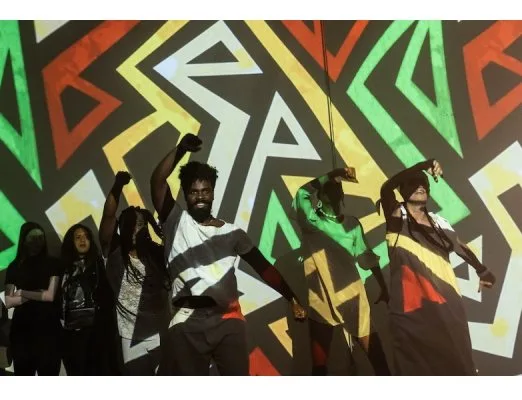 'Outros Navios'. Performers revisitam suas próprias histórias em meio às violências que atravessam corpos negros, a fim de resgatar suas identidades e imaginar novos futuros coletivos