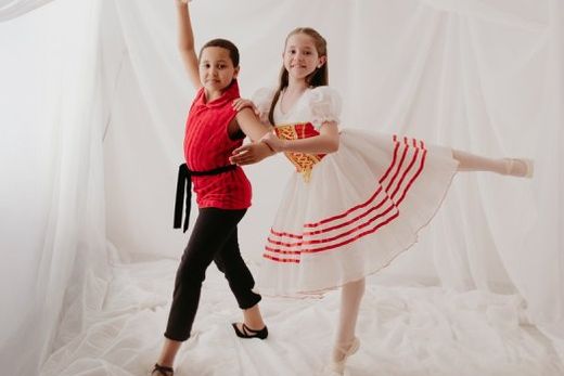 Os protagonistas. João Pedro Firmino (11 anos) e Rebeca Mendonça (9 anos) interpretarão João e Maria