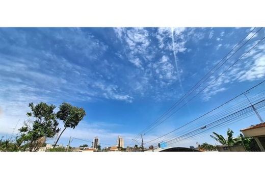 A segunda-feira (1º) será de sol entre muitas nuvens e períodos de céu nublado
