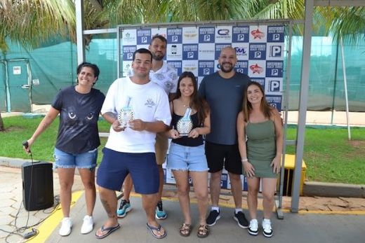 Com os troféus. João Victor Pinotti e Lívia Balarini, campeões da Categoria Mista A, entre Natália Garcia, Matheus Soleder, Juliano Rossi e Mirela Chiozzini