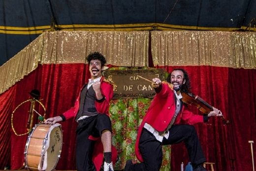 Domingo tem teatro na praça