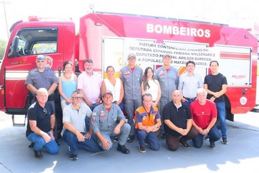 Diversas autoridades. A nova viatura proporcionará mais agilidade e eficiência no atendimento às emergências de incêndio e salvamento em Matão, Dobrada e Motuca