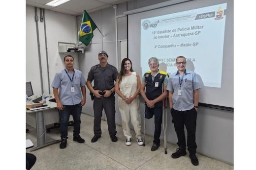 No Senai-Matão. Sandro Cherubim, Willian Dias, Angélica Jorge, Osmar Inoscêncio da Costa e Djalma Larocca Júnior