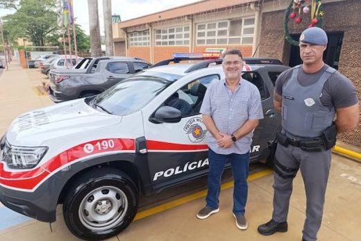 Uma das viaturas entregues. O prefeito de Dobrada, Carlos Dentista, junto ao cabo PM Sérgio Augusto da Silva Júnior