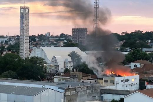 Em chamas. Incêndio começou por volta das 18 horas e foi controlado por volta das 20 horas da terça-feira (2)