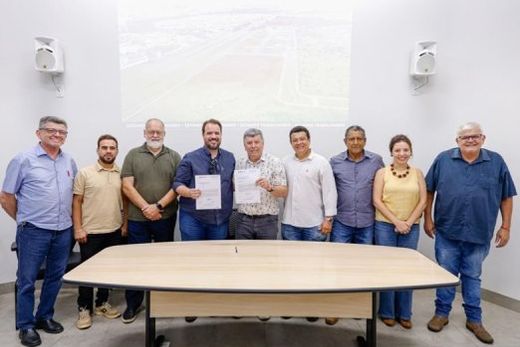 Presentes para a assinatura. Aparecido de Souza (Cidinho), Danilo Corrêa, Paulo Bernardi, Juliano Júlio, Cido Ferrari, Diego Mingorance, Geraldo Meira (Mineiro), Fabiana Scardoelli e Ademir de Souza