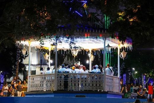 No Coreto da Praça Central. Concertos  e apresentações natalinas ocorrem de 8 a 12 de dezembro, a partir das 18 horas