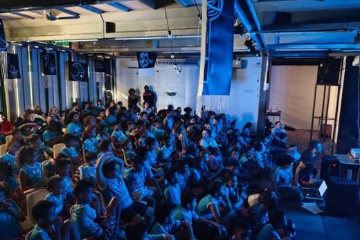 No auditório da Escola Caic. "Teatro das Coisas e o Rio" emocionou o público no último dia 3