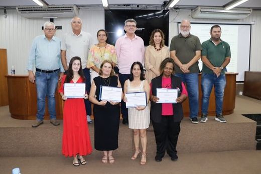 Vereadores e conselheiras tutelares. Homenagem foi feita durante o Pequeno Expediente