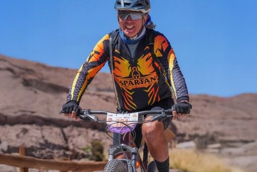 Resistência. "No deserto, cada pedalada é narrativa de superação e cada respiração é testemunho da indomável vontade humana"