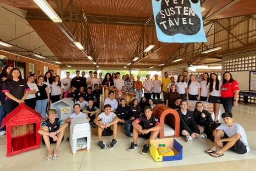'Pet Sustentável'. Estruturas produzidas pelos estudantes com materiais recicláveis foram doadas ao Canil Municipal, contribuindo para oferecer mais conforto aos animais