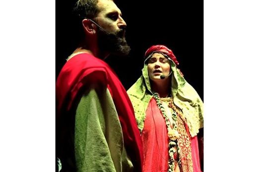Cena de 'A Rua da Amargura'. Obra consagrada une música, teatro e poesia para retratar a vida, a paixão e a esperança presentes na trajetória de Cristo