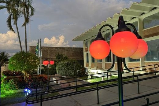 Iluminação vermelha. Fachada do prédio permanecerá iluminada durante todo o mês