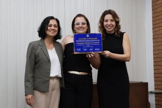 Reconhecimento. A homenageada Alessandra de Azevedo entre Márcia Soares e Fabiana Scardoelli