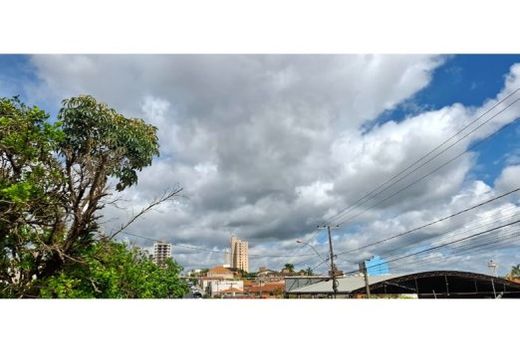 Manhã da segunda-feira (15) tem sol com muitas nuvens