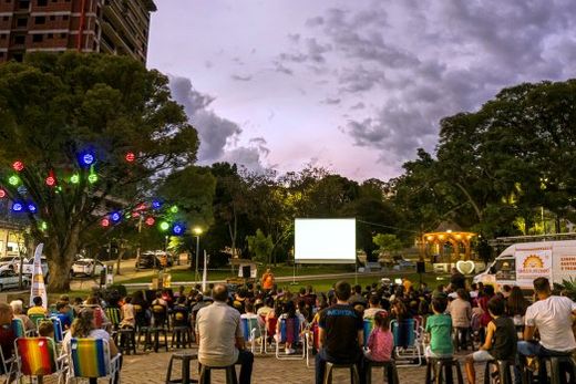 Cinema itinerante. Furgão estaciona em diversos municípios exibindo curtas-metragens e filmes nacionais