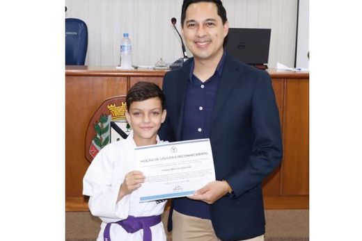 Atleta matonense de karatê Miguel Maicon Miranda recebeu honraria indicada pelo vereador Roberto Hiro