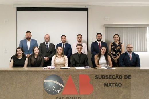 Mais seis profissionais. Em pé: Neto Bernardi, Rodrigo Mendonça, Fábio Alberto, Hugo Victuri, Geovanni dos Santos e Fabiano Pires; sentados: Laura Mendes, Natália Teixeira, Jaqueline Bonani, Cleiton R