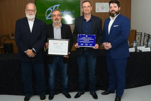 'Honra ao Mérito'. Paulo Bernardi faz a entrega da honraria para Adriano Ferreira, Elton Favarin e Henrique Guimarães, representantes da Syngenta