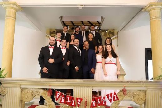 Integrantes da Orquestra Jovem com o tenor Jean William. Repertório natalino foi apresentado na sede social do Clube São Carlos, no último dia 13