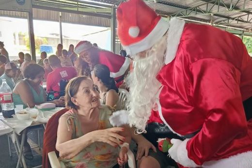 Entrega. Papai Noel e Mamãe Noel distribuíram presentes, sorrisos e alegria aos idosos do Lar São Vicente de Paulo e familiares