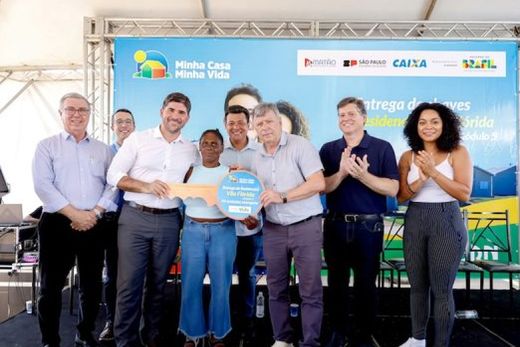 Entrega da chave. Evandro Nobre, Augusto Rabelo, Madalena Santos (uma das contempladas), Cido Ferrari, Baleia Rossi e Thainara Faria