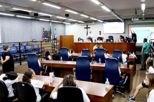 Escola do Legislativo. Grupos de estudantes de instituições de ensino do município participaram de visitas orientadas à Câmara